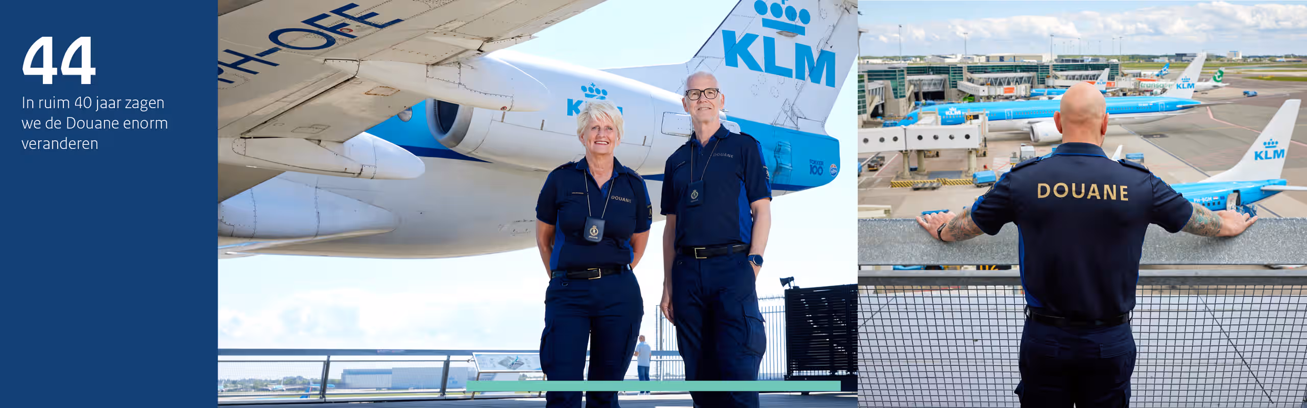 Een collage van twee foto’s van de deelnemers aan het interview op de luchthaven Schiphol. Met links een blauw vlak met de tekst “44 In ruim 40 jaar zagen we de Douane enorm veranderen”. Op de linkerfoto staan Kees en Caroline in hun Douane uniform, glimlachend naast elkaar onder de vleugel van een KLM-vliegtuig. Op de rechter foto staat Dennis op een platform. Hij is van achter te zien terwijl hij uitkijkt op vliegtuigen bij de gate. Op de rug van zijn uniform staat in grote letters DOUANE.